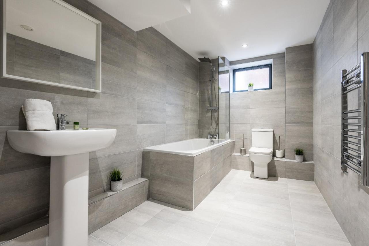 Host Apartments - Contemporary 3 Bed Apt With Balcony - Perfect For Long Stays Liverpool Dış mekan fotoğraf