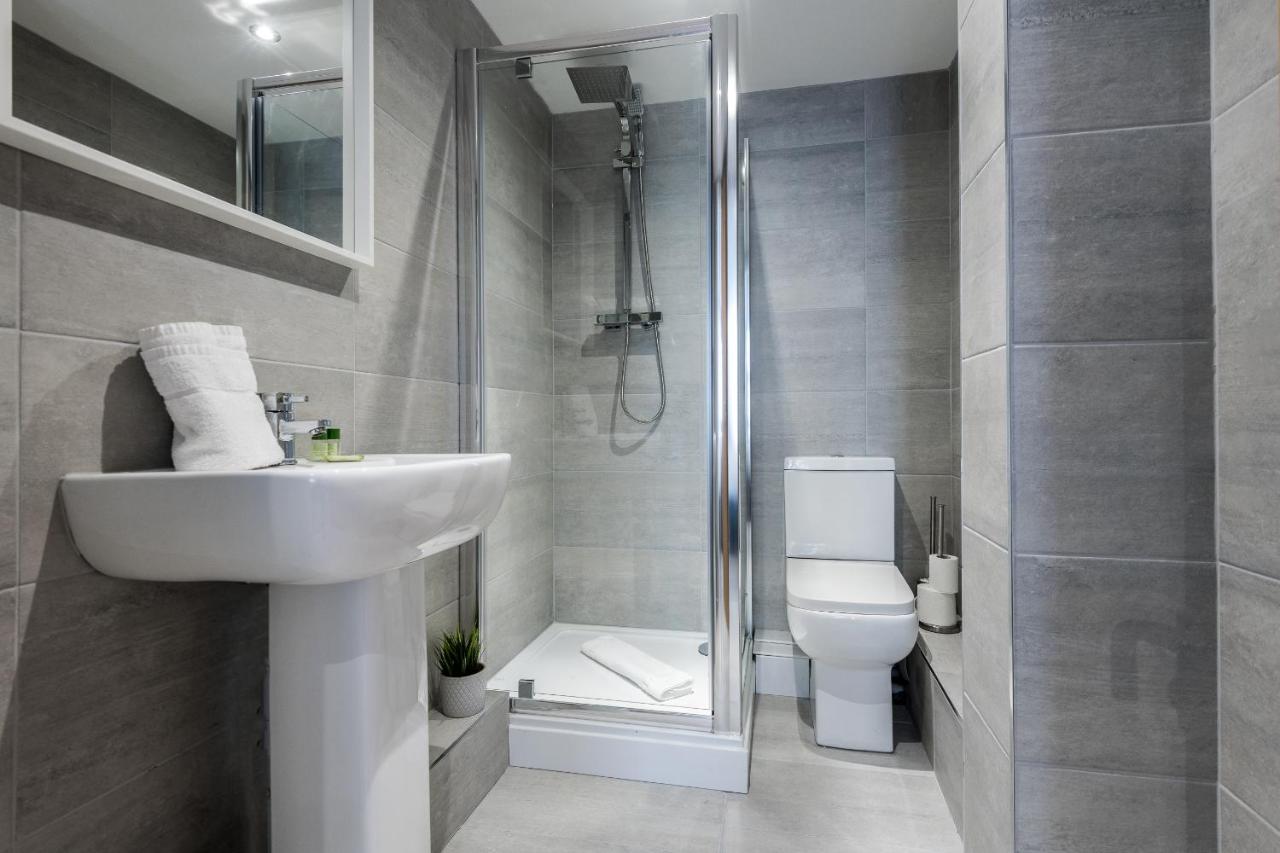 Host Apartments - Contemporary 3 Bed Apt With Balcony - Perfect For Long Stays Liverpool Dış mekan fotoğraf